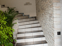 Лестницы, оформленные декоративным камнем фото 6