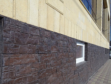 Пример оформления интерьера камнем Безенгийская стена фото 10